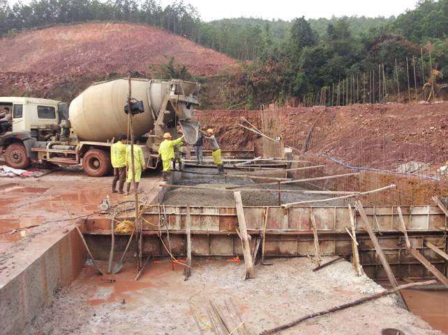 Đổ bê tông tại hố móng đập ngăn nước công trình Hệ thống cung cấp nước ngọt - Nhà máy Nhiệt điện Mông Dương 1