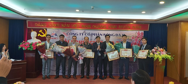 Ông Phạm Lạp - Chủ tịch Công đoàn Công ty cổ phần Sông Đà 11 tặng bằng khen cho các tập thể, cá nhân hoàn thành nhiệm vụ năm 2020.