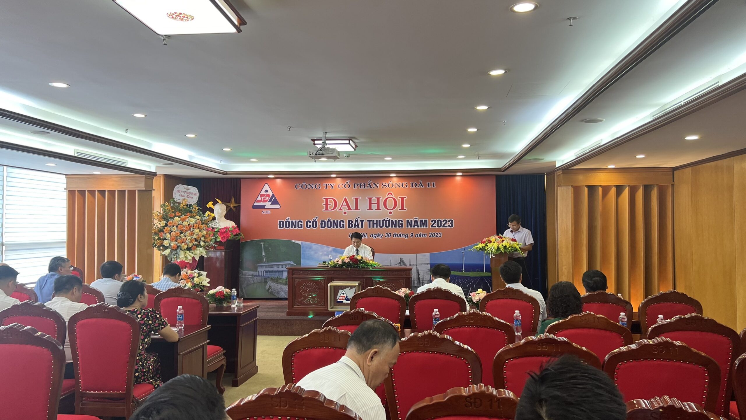Đồng chí Vũ Công Uẩn - Thư ký HĐQT thông qua biên bản và nghị quyết đại hội