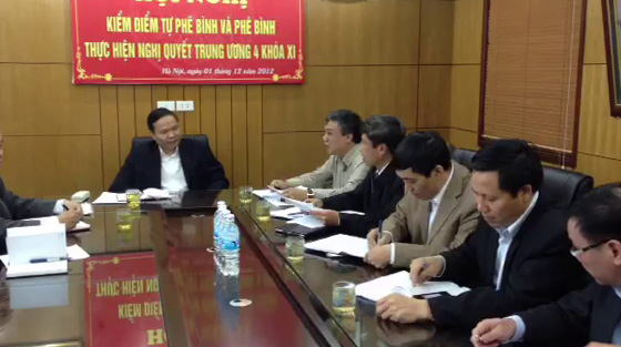 Đồng chí Lê Văn Châu - P. Bí thư Đảng ủy TCT Sông Đà, Tổ trưởng tổ công tác đến dự và chỉ đạo Hội nghị Kiểm điểm tự phê bình và phê bình theo NQTW4 (Khóa XI) của Đảng bộ CTCP Sông Đà 11
