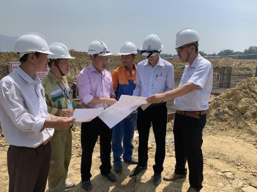Các đơn vị kiểm tra công tác thi công trên công trường. Ảnh: TTXVN
