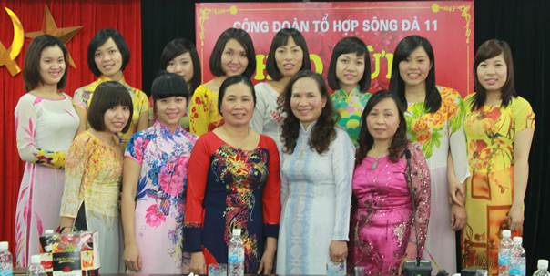 Chị em duyên dáng trong những tà áo dài rực rỡ sắc mầu