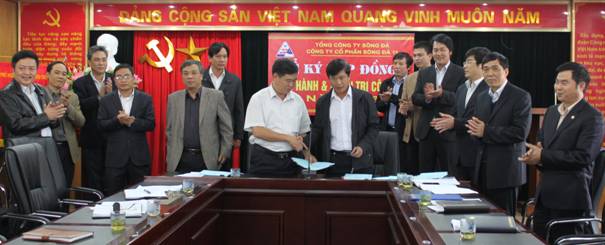Ký hợp đồng giữa Tổng Giám đốc Công ty và Giám đốc NMTĐ Thác Trắng