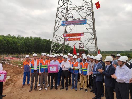 Phó Thủ tướng Chính phủ đã thăm hỏi, động viên và tặng quà cho cán bộ nhân viên và người lao động các đơn vị quản lý dự án, các đơn vị tư vấn giám sát, các đơn vị thi công trên công trường